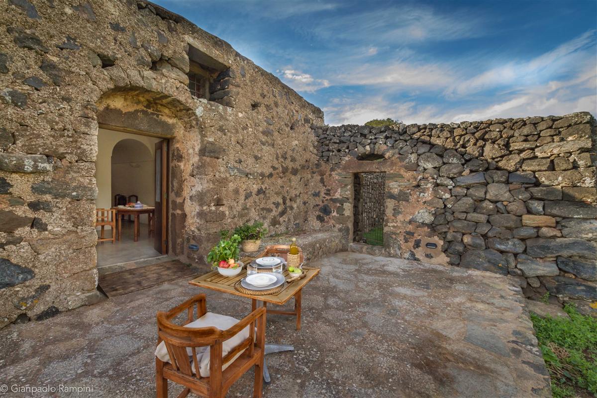 Il cortile in pietra di un dammuso