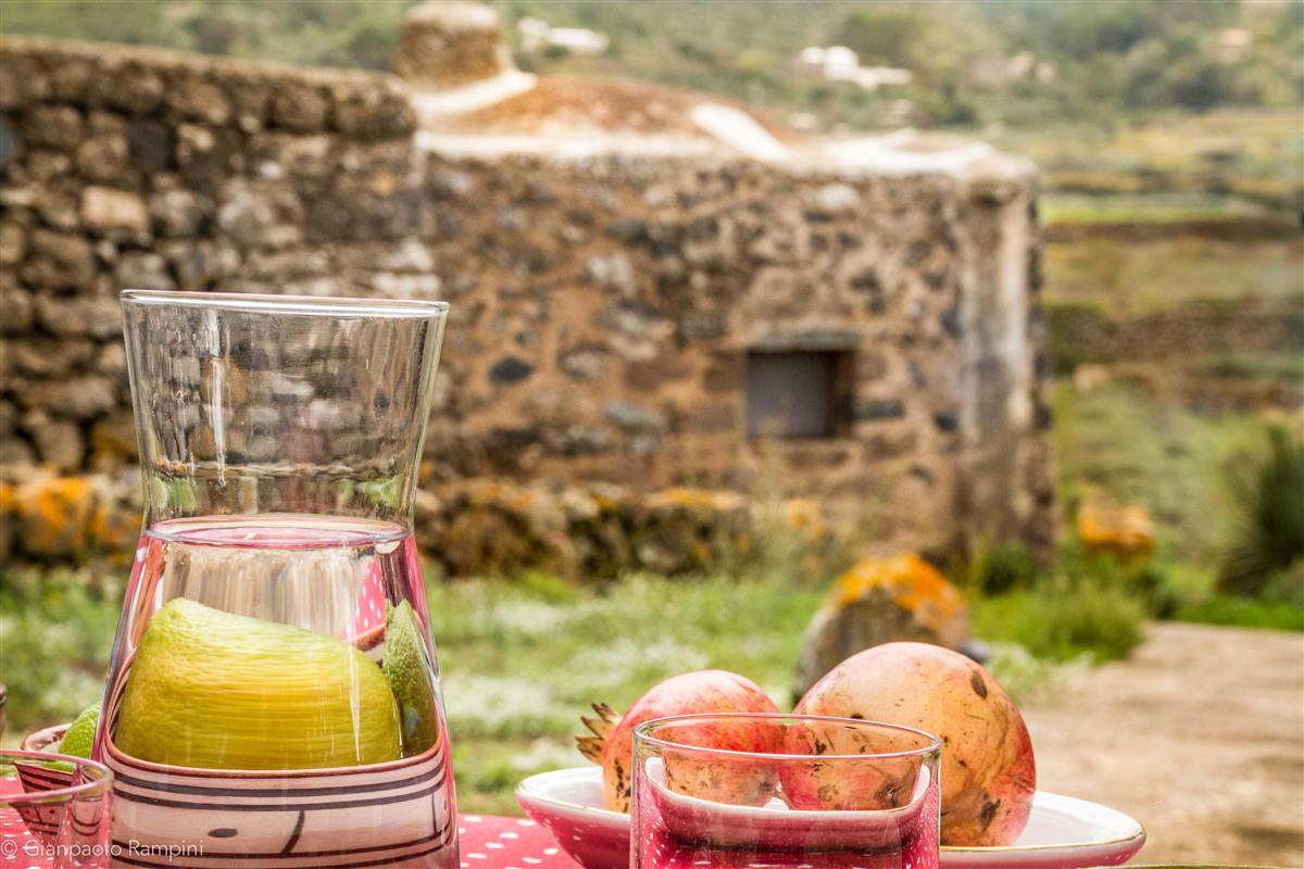 Frutta fresca davanti a un dammuso