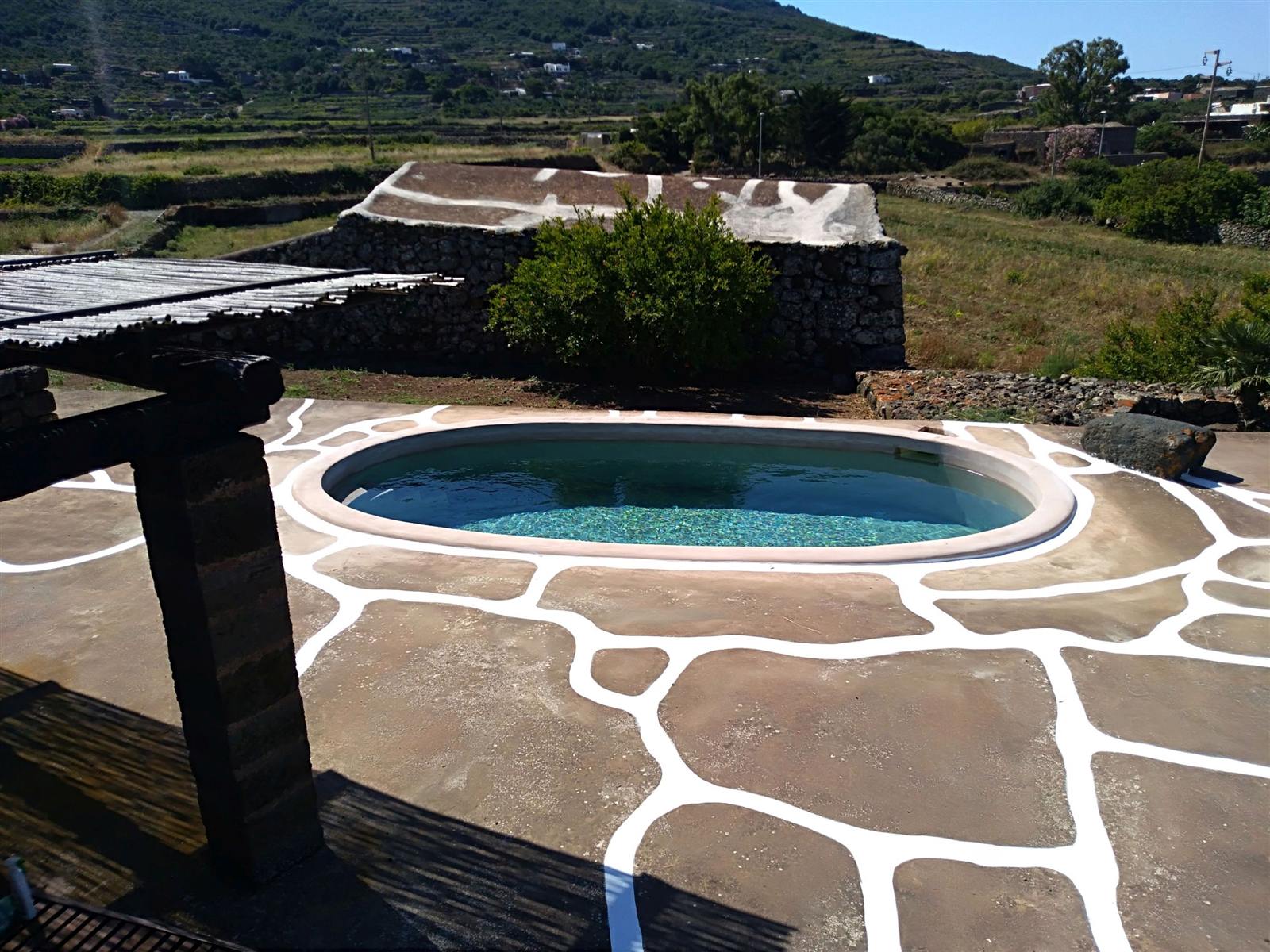 La piscina tra la pietra lavica